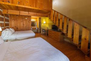 Кровать или кровати в номере Timbers Lodge