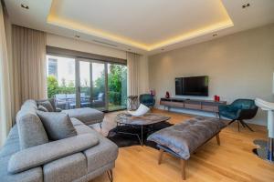 a living room with a couch and a tv at Yonca Evleri in YeÅŸilkÃ¶y