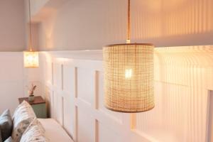 un lustre suspendu au-dessus d'un canapé dans la chambre dans l'établissement Moraima parking incluido, à Sierra Nevada