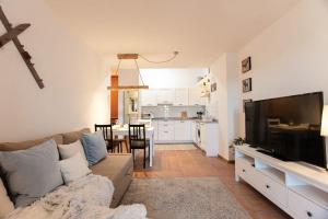 un salon avec un canapé et une télévision et une cuisine dans l'établissement Moraima parking incluido, à Sierra Nevada 41 autres photos