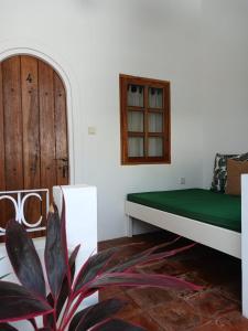 une chambre avec un lit, une fenêtre et une plante dans l'établissement White Coconut Resort, à Gili Trawangan 34 autres photos