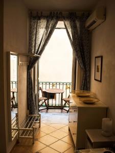 シラクーサにあるFausto's Houseのテーブルと窓の景色を望むキッチン