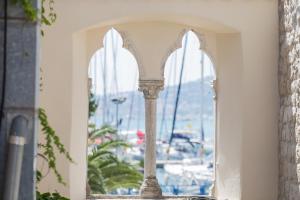 ein Fenster mit Blick auf den Yachthafen in der Unterkunft Bifora Heritage Hotel in Trogir