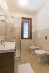 A bathroom at La Perla dello Stagnone