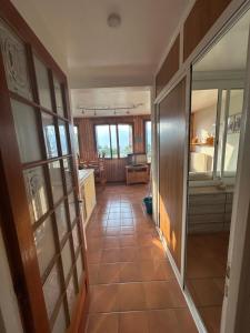 ein Flur eines Hauses mit Küche und Fußboden in der Unterkunft Appartement Cosy avec Vue Montagne, Balcon & Parking Gratuit in Font Romeu Odeillo Via