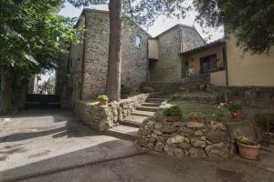 een huis met een stenen muur en enkele planten bij Agriturismo Borgo Spagnoli in Magione