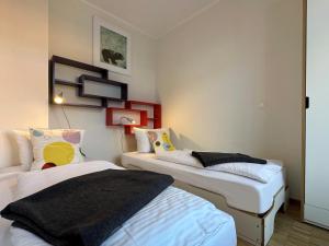 two beds in a small room with at Rodehuus Wohnung 5 in Borkum