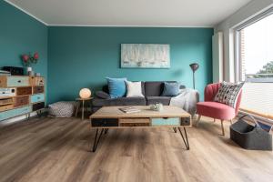 ボルクムにあるWohnung Elv Ührtjeのソファとテーブルのあるリビングルーム