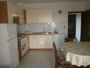 Kuchyň nebo kuchyňský kout v ubytování Apartments Gorenjka