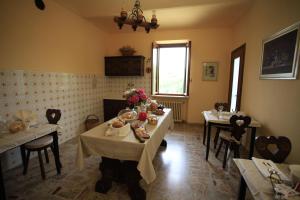 TV a/nebo společenská místnost v ubytování Al Canei B&B