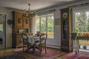 Gallery image of The Cozy Cubbyhole B&B in One Hundred Mile House