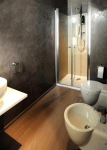 W łazience znajduje się prysznic, umywalka i toaleta. w obiekcie B&B Opera w mieście Parma