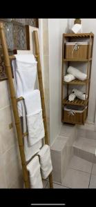 Ένα μπάνιο στο Appartement cosy avec piscine au François