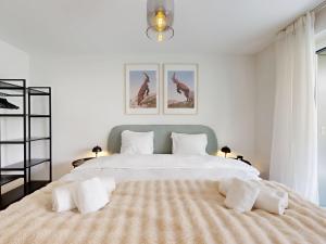 Postel nebo postele na pokoji v ubytování Bright flat with terrace in Sierre