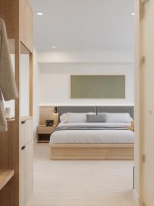 Un dormitorio con una cama grande en una habitación. en Amaya Saigon Boutique Hotel, en Ho Chi Minh