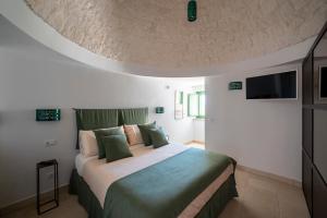 Кровать или кровати в номере Charming trulli with pool & jacuzzi +80 фотографий