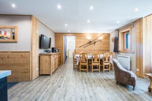 uma cozinha e sala de jantar com mesa e cadeiras em Très Bel Appartement Val Thorens em Val Thorens