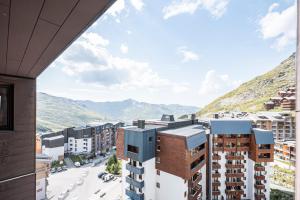 vista arial de uma cidade com montanhas ao fundo em Très Bel Appartement Val Thorens em Val Thorens