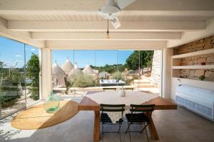 Балкон или терраса в Charming trulli with pool & jacuzzi