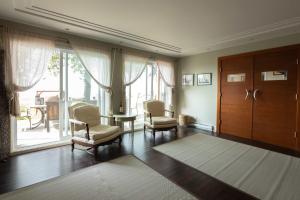 a living room with chairs and a large window at Riverside - Spa - Le Laurentien in Saint-Antoine-Lotbinière +10 photos