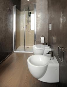 W łazience znajduje się umywalka i prysznic. w obiekcie B&B Opera w mieście Parma