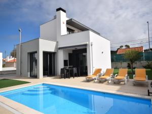 una villa con piscina di fronte a una casa di Family Villa with Terrace and Pool a Foz do Arelho