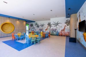 Un televizor și/sau centru de divertisment la Crystal Admiral Resort Suites & Spa - Ultimate All Inclusive