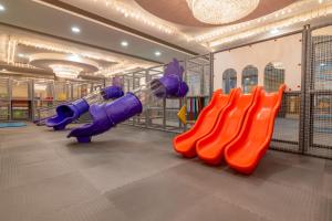 基兹洛特Crystal Admiral Aqua Collection - Ultimate All Inclusive的游戏室,里面放着一束滑梯