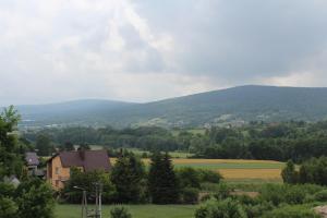 una vista di una valle con le montagne sullo sfondo di Turystyka Wiejska AGRO-DOM a Milanowska Wolka