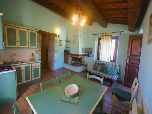 SellanoにあるQuiet holiday home in Sellano with swimming pool a few kilometers from Rasigliaのキッチン、リビングルーム(テーブル、暖炉付)