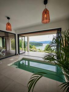 Πισίνα στο ή κοντά στο Moon Lake Bicaz - Aurora Garden