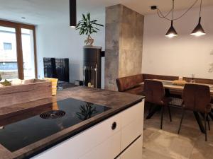 Kuchyň nebo kuchyňský kout v ubytování Alpine Hideaway + 23 fotografií