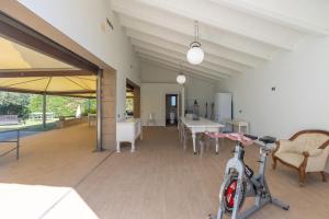 a bike parked in a room with a table and chairs at casa rural de ensueño in Sant Gregori