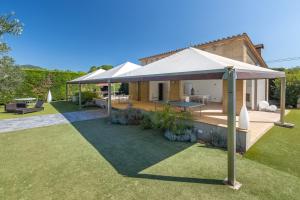 a gazebo in a backyard of a house at casa rural de ensueño in Sant Gregori