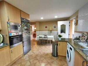 Foto dalla galleria di Precioso chalet 4 habitaciones con Piscina comunitaria a Benicàssim