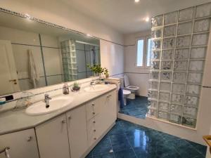 Foto dalla galleria di Precioso chalet 4 habitaciones con Piscina comunitaria a Benicàssim