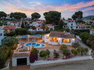 eine Luftaufnahme eines Hauses mit Swimmingpool in der Unterkunft Villa Sunset Moraira mit eigenem Pool, Strandnähe, Klimaanlage, Heizung, Outdoor-Küche, Grill in Teulada