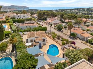 eine Luftaufnahme einer Villa mit Swimmingpool in der Unterkunft Villa Sunset Moraira mit eigenem Pool, Strandnähe, Klimaanlage, Heizung, Outdoor-Küche, Grill in Teulada