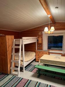 Postel nebo postele na pokoji v ubytování Mökki ja saunamökki Kurjenrahkan kansallispuistossa