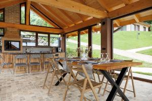 cocina al aire libre y comedor con mesa y sillas en Vista Valley Resort, en Zărneşti 16 fotos más