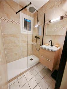 un baño con ducha y lavabo en app 2ch au calme Barcelonnette vue montagne, en Barcelonnette