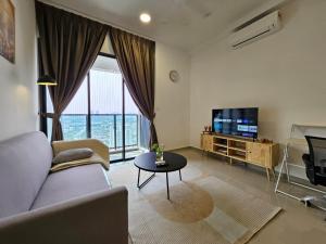 TV a/nebo společenská místnost v ubytování NEW 3R2B FamilyHome Puchong 6-8 pax