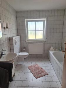 Ένα μπάνιο στο Ferienwohnung Sonja mit Terrasse