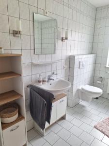 Ένα μπάνιο στο Ferienwohnung Sonja mit Terrasse
