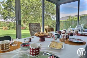 Oda ve kahvaltıda veya yakınında yiyecek +49 fotoğraf