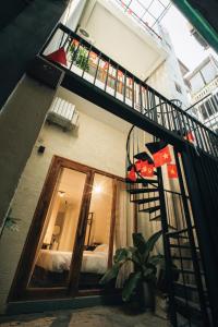 ハノイにあるLate Autumnの寝室とベッドのあるバルコニーのある部屋