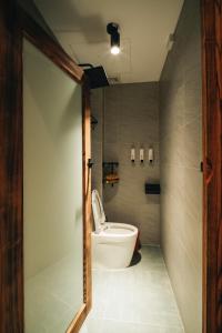 ハノイにあるLate Autumnのバスルーム(白いバスタブ、トイレ付)