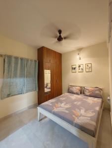a bedroom with a bed and a ceiling at M's Cozy Unwind - Hazel in Bengaluru