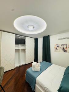 弗利B&B Amo'的一间卧室设有一张床和大型天花板