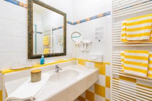 a bathroom with a sink and a mirror at Hotel Zum Schwarzen Bären in Emmersdorf an der Donau